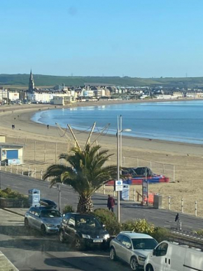 Spacious first floor apartment with gorgeous sea views